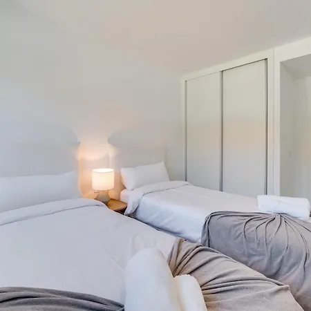 Newly Built 2 Bdrm Modern Oasis W Gym & Pool Lejlighed *