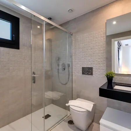 Newly Built 2 Bdrm Modern Oasis W Gym & Pool Lejlighed